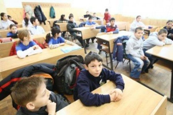 Guvernul susţine uniformele obligatorii pentru elevi şi vrea să dea banii pentru asta